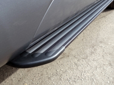 Пороги алюминиевые Slim Line Black ТСС для Volkswagen Amarok 2016-2021